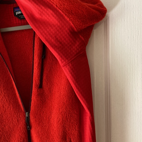 Patagonia red fleece zip up.  Size Large - Picture 4 of 4